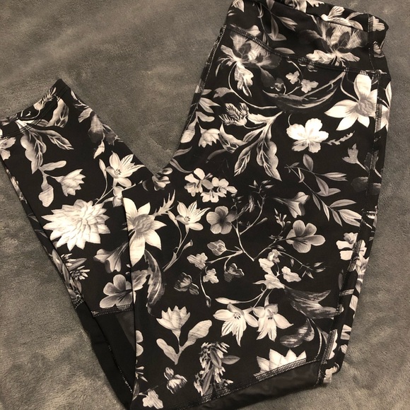 Old Navy Pants - Old Navy floral print fitness workout leggings